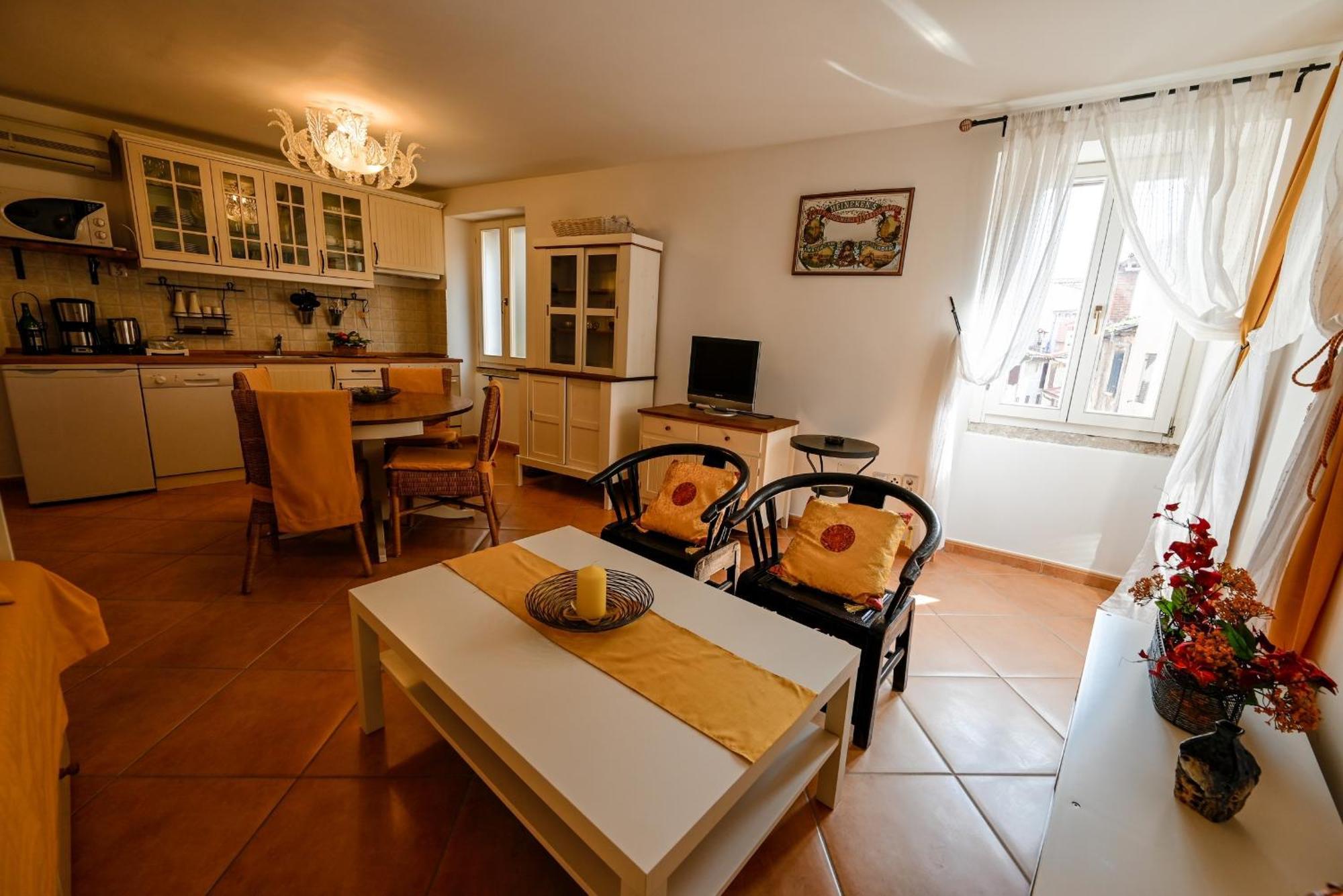 Alice Apartment With Balcony Rovinj Exterior photo